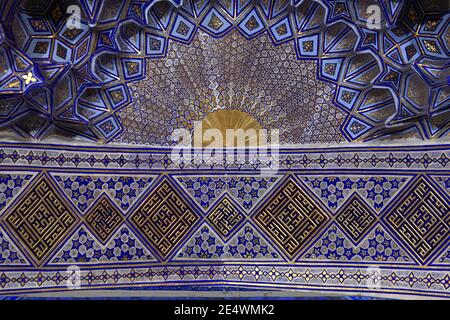 Decke von Guri Amir. Es ist ein Mausoleum des asiatischen Eroberers Tamerlane in Samarkand, Usbekistan Stockfoto