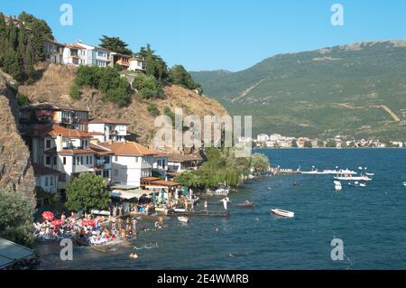 Old Ohrid, Republik Mazedonien - 16. Juli 2011: Kaneo Strand in Old Ohrid überfüllt mit Sonnenanbetern an den Stränden seines Sees Stockfoto