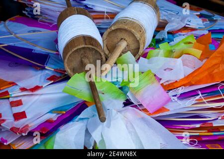 Farbige Papierdrachen und Latai (Strickrolle). Stockfoto