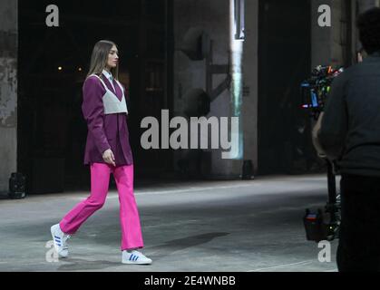 Berlin, Deutschland. Januar 2021. Model Lorena Rae zeigt Mode auf der About You Show auf der About You Fashion Week Produktion im Kraftwerk in der Köpenicker Straße. Die Berlin Fashion Week für die Herbst/Winter Saison 2021/2022 findet dieses Mal online statt, die Shows werden wegen der Pandemie online gezeigt. Quelle: Jens Kalaene/dpa-Zentralbild/dpa/Alamy Live News Stockfoto