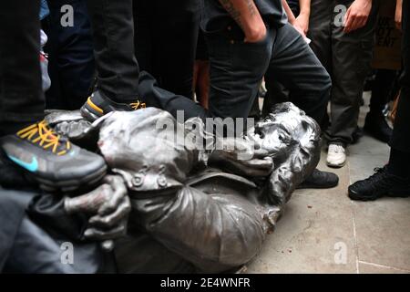 Datei Foto vom 07/06/20 der Edward Colston Statue zu Füßen der Demonstranten nach dem Abriss während einer Black Lives Matter Protestkundgebung in College Green, Bristol. Vier Personen werden am Montag vor dem Amtsgericht von Bristol erscheinen und wegen strafrechtlicher Schäden nach dem Sturz einer Statue des Sklavenhändlers Edward Colston in Bristol angeklagt. Ausgabedatum: Montag, 25. Januar 2021. Stockfoto