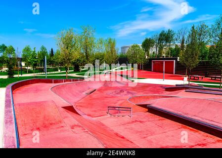 Red Skate, Roller und Bike Park mit Tubes, Sprungbrett und Sprünge. Stockfoto