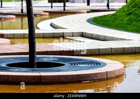 Ein Stein Weg windet sich durch einen ruhigen Garten. Stockfoto