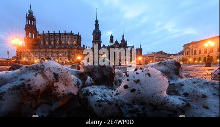 Dresden, Deutschland. Januar 2021. Schneereste liegen am Morgen auf dem Theaterplatz vor der Hofkirche (l-r), der Reiterstatue von König Johann, dem Hausmannsturm, dem Residenzschloss, der Schinkelwache und dem Zwinger. Quelle: Robert Michael/dpa-Zentralbild/dpa/Alamy Live News Stockfoto