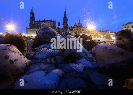 Dresden, Deutschland. Januar 2021. Schneereste liegen am Morgen auf dem Theaterplatz vor der Hofkirche (l-r), der Reiterstatue von König Johann, dem Hausmannsturm, dem Residenzschloss, der Schinkelwache und dem Zwinger. Quelle: Robert Michael/dpa-Zentralbild/dpa/Alamy Live News Stockfoto