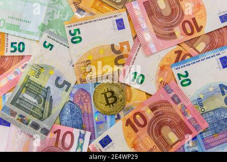 Bitcoin zusammen andere aktuelle Geld aus Europa. Neue Formen der Investition. Digitales Geld. Stockfoto