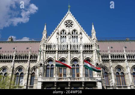 Budapest, der offizielle Haupteingang des ungarischen Parlamentsgebäudes, in neogotischer Baustil gebaut, auf dem Kossuth-Platz Stockfoto