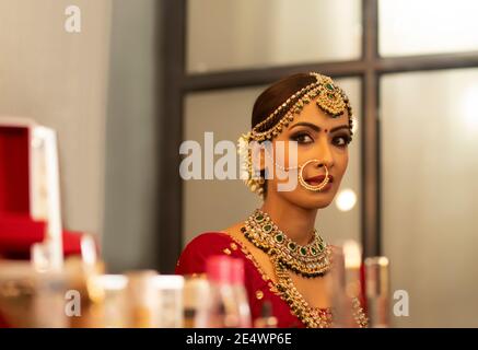 Indische Braut während der Make-up-Sitzung Stockfoto