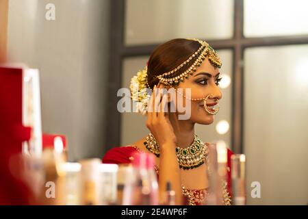 Indische Braut während der Make-up-Sitzung Stockfoto