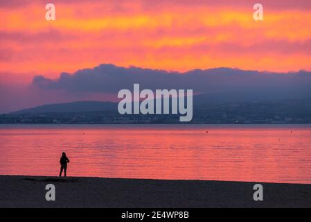 Meereslandschaft. Sonne in den Wolken bei Sonnenuntergang über dem Meer. Stockfoto