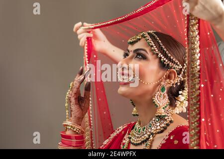 Schleier wird auf eine indische Braut gelegt Stockfoto