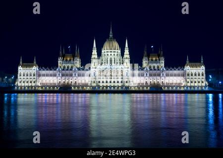 Budapest: Nachtansicht des ungarischen Parlamentsgebäudes, das sich in der Donau widerspiegelt Stockfoto