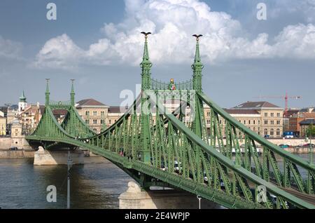 Die Freiheitsbrücke (manchmal Freiheitsbrücke) Im Jugendstil verbindet Buda und Pest über die Donau in Budapest Stockfoto