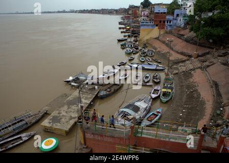 Fluss Ganghes und mehrere Ghats an seinem Ufer, wo Boote gebunden sind. Varanasi, Uttar Pradesh, Indien. Stockfoto