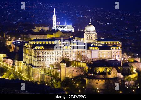 Buda Burg oder Königspalast und Stadt bei Nacht in Budapest Stockfoto