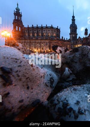 Dresden, Deutschland. Januar 2021. Am Morgen liegen Schneereste auf dem Theaterplatz vor der Hofkirche (l-r), dem Hausmannsturm und der Reiterstatue von König Johann. Quelle: Robert Michael/dpa-Zentralbild/dpa/Alamy Live News Stockfoto