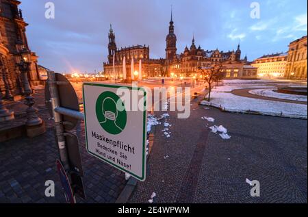 Dresden, Deutschland. Januar 2021. Ein Schild, das darauf hinweist, dass Masken obligatorisch sind, hängt auf dem Theaterplatz. Quelle: Robert Michael/dpa-Zentralbild/dpa/Alamy Live News Stockfoto