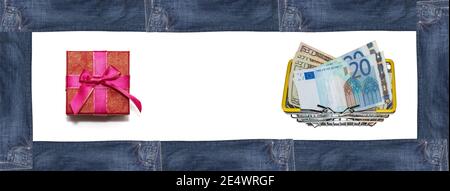 Dollar- und Euro-Scheine vermischt sich in Warenkorb und roter Geschenkbox, die in rechteckigem Teil aus Jeans auf weißem Hintergrund eingeschlossen ist. Isoliert. Co Stockfoto