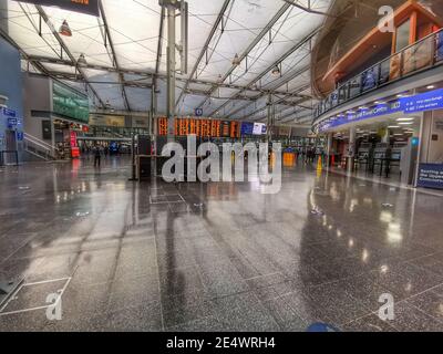 Manchester Piccadilly Bahnhof leer ohne Passagiere während der Covid-19 Lockdown 2020 in Großbritannien Stockfoto