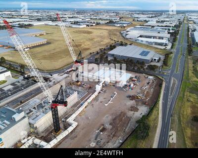 Turmdrehkrane auf Baustelle Industrial Development - Melbourne Australien Stockfoto