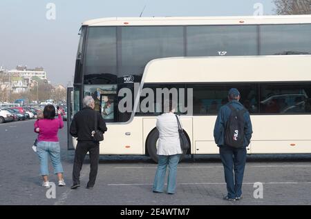 Budapest, Ungarn - 05. April 2012: Einige Leute warten auf den Fernbusbahnhof in der Nähe des Heldenplatzes in Budapest Stockfoto