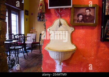 Budapest, Ungarn - 05. April 2012: Ein Café im Stadtteil Pest, komfortabel eingerichtet als Lounge und verschiedene Objekte wie Schwarzweißfotos Stockfoto