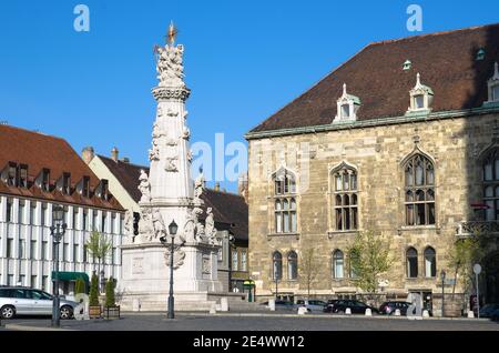Budapest, Ungarn - 07. April 2012: Dreifaltigkeitssäule auf dem Szentharomsag der Budaer Burg; die Säule im Barockstil wurde von in Auftrag gegeben Stockfoto
