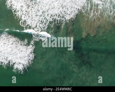 Luftaufnahme von Barwon Heads mit Blue Green Ocean Waves, Sandstrand, Surfer, sonniger Nachmittag, Victoria, Australien Stockfoto