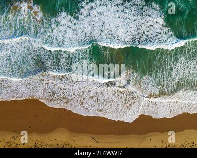 Luftaufnahme von Barwon Heads mit Blue Green Ocean Waves, Sandstrand, sonniger Nachmittag, Victoria, Australien Stockfoto