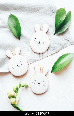 Osterbonbons in Form von Eiern und Kaninchen. Stockfoto