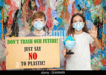 Jugendgeneration protestiert gegen Plastikverschmutzung Stockfoto