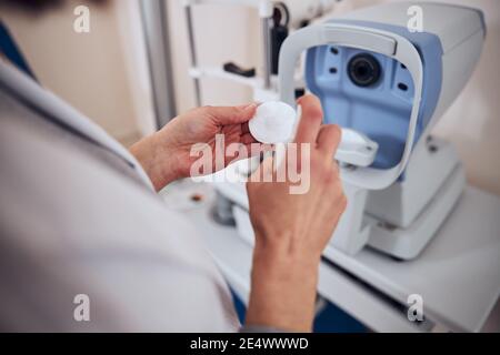 Fokussiertes Bild von professionellem Werkzeug und Gerät zur Untersuchung des Sehvermögens In Augenklinik Stockfoto