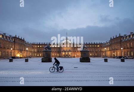 25. Januar 2021, Baden-Württemberg, Stuttgart: Ein Radfahrer fährt im Schnee vor dem Neuen Schloss. Foto: Marijan Murat/dpa Stockfoto