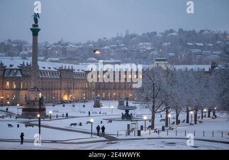 25. Januar 2021, Baden-Württemberg, Stuttgart: Schnee liegt auf dem Schlossplatz Foto: Marijan Murat/dpa Stockfoto