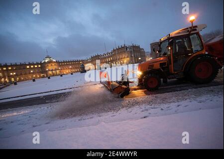 25. Januar 2021, Baden-Württemberg, Stuttgart: Ein Schneepflug fährt vor dem Neuen Schloss im Schnee.... Foto: Marijan Murat/dpa Stockfoto