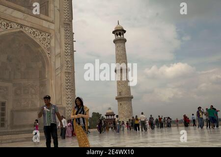 Touristen am Taj Mahal in Agra, Uttar Pradesh, Indien. Stockfoto