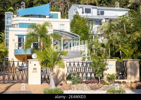 Australisches freistehendes Haus in Palm Beach Sydney mit tropischem Grün Vorgarten, Sydney, NSW, Australien Stockfoto