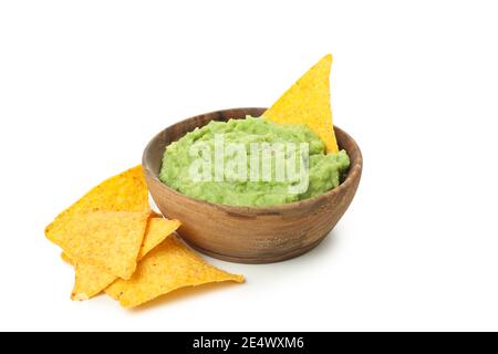 Schüssel mit Guacamole und goldenen Tortilla-Chips isoliert auf Weiß, eine Schüssel Guacamole, ein klassisches Guacamole-und-Chips-Set Stockfoto
