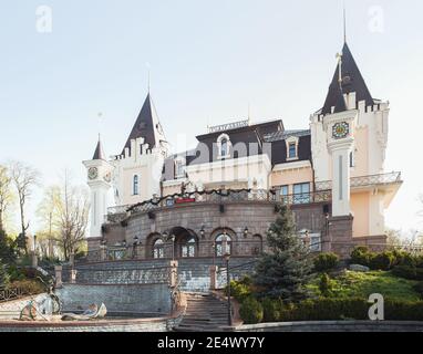 Kiew, Ukraine - 18. April 2014: Ansicht des Kiewer Staatlichen Akademischen Puppentheaters. Das Hotel liegt am rechten Ufer des Dnepr, das erste Puppentheater in Stockfoto