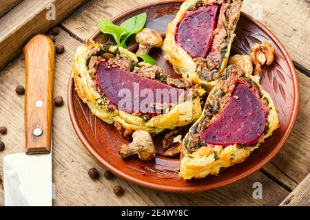 Köstliche Rote Bete Torte auf einem Teller geschnitten.Wellington Gemüsekuchen. Stockfoto