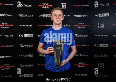COVENTRY, GROSSBRITANNIEN. Januar 2021. Alexander Flemming (GER) feiert am Sonntag, 24. Januar 2021 in COVENTRY, ENGLAND, nach dem Gewinn des Finales beim World Ping Pong Masters 2021 in der Ricoh Arena. Kredit: Taka G Wu/Alamy Live Nachrichten Stockfoto