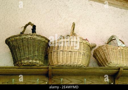 Ausstellung von alten Wicket Körben oder Flechtkörben auf Holz Regal Stockfoto