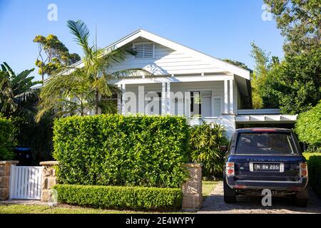 Sydney Küstenhaus in Palm Beach, Sydney, Australien mit Vorgarten und Luxus Range Rover in der Auffahrt Stockfoto