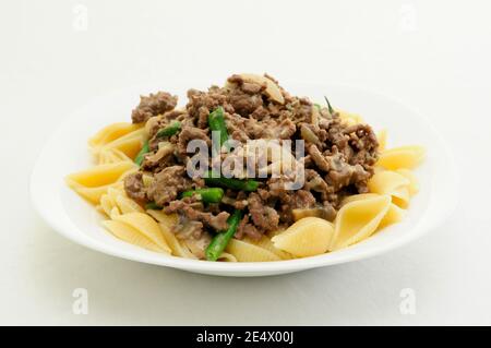 hamburger Stroganoff und grüne Bohnen über Muschelpasta Stockfoto