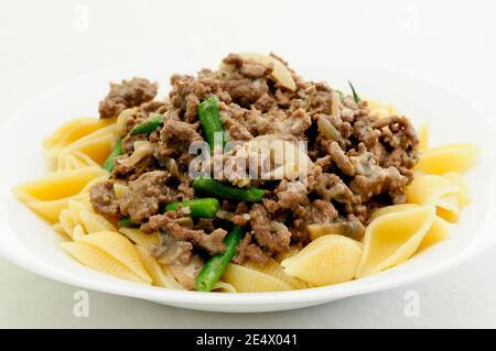 hamburger Stroganoff und grüne Bohnen über Muschelpasta Stockfoto