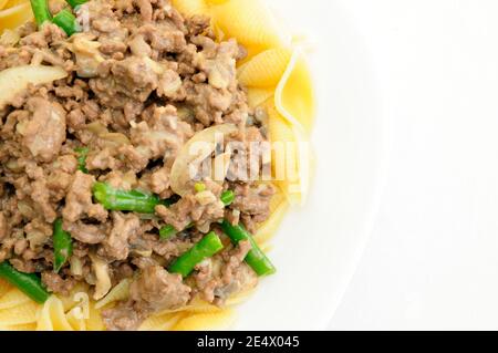 hamburger Stroganoff und grüne Bohnen über Muschelpasta Stockfoto