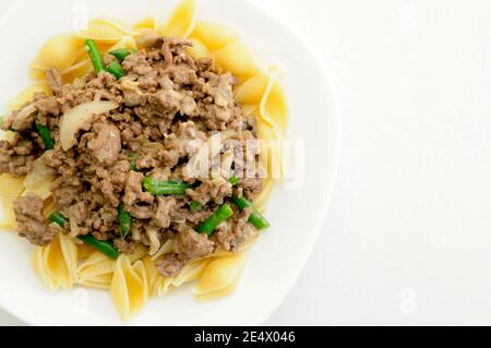 hamburger Stroganoff und grüne Bohnen über Muschelpasta Stockfoto