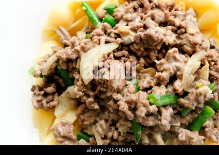 hamburger Stroganoff und grüne Bohnen über Muschelpasta Stockfoto