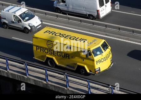 Gelber Prosegur gepanzerter Van in einer Autobahn. Barcelona, Katalonien, Spanien. Stockfoto