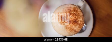 BANNER, LANGFORMAT Draufsicht eine Tasse Giang-Eierkaffee auf Holzhintergrund. Vietnamesischer Kaffee in Ha Noi, Vietnam. Eier werden mit Kaffee, heiß geschlagen Stockfoto